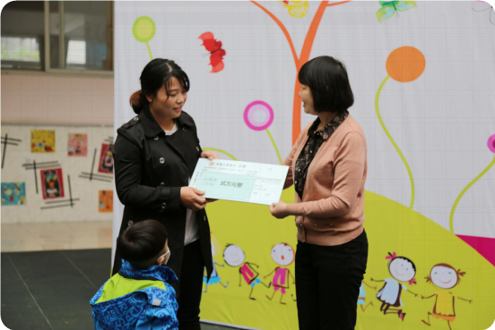 胡满书记将爱心善款转赠给小浩浩妈妈