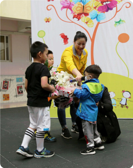 小朋友热情地为小浩浩送上礼物