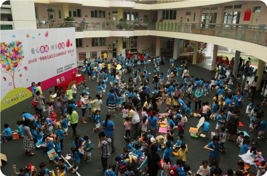 义卖场里真热闹,琳琅的商品眼缭绕