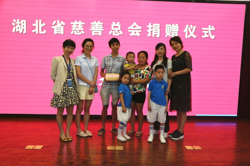 慈善总会代表、幼儿园代表与张瑞小朋友全家在捐赠仪式现场