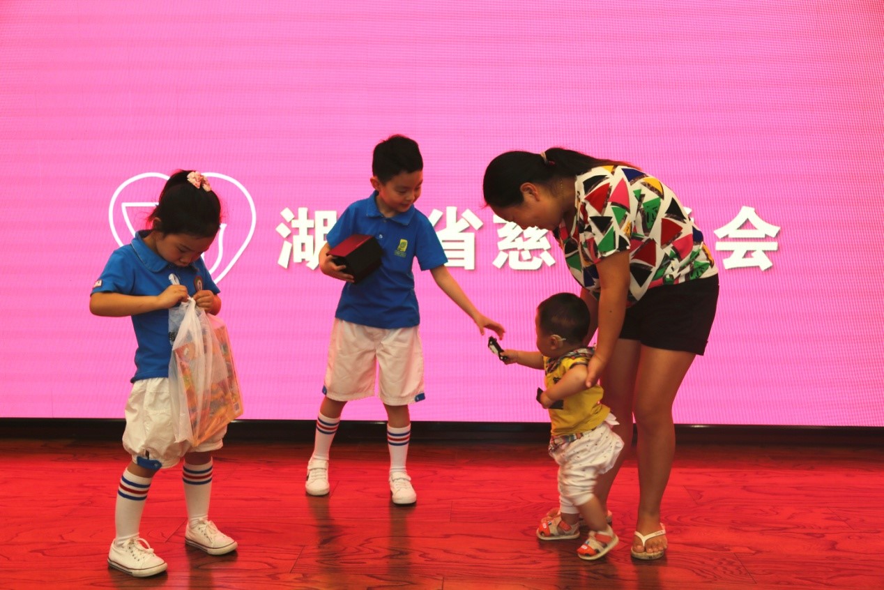 幼儿代表鲁西、汪孜恒向患儿赠送礼物